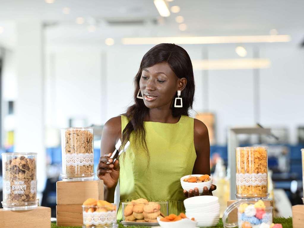 Novotel Abidjan Plateau Ресторан фото